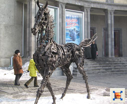 Лошадь из металлолома (всего в композицию входят еще одна лошадь, бык и бурый медведь) перед кинотеатром Москва в г. Ереване ... Увеличить